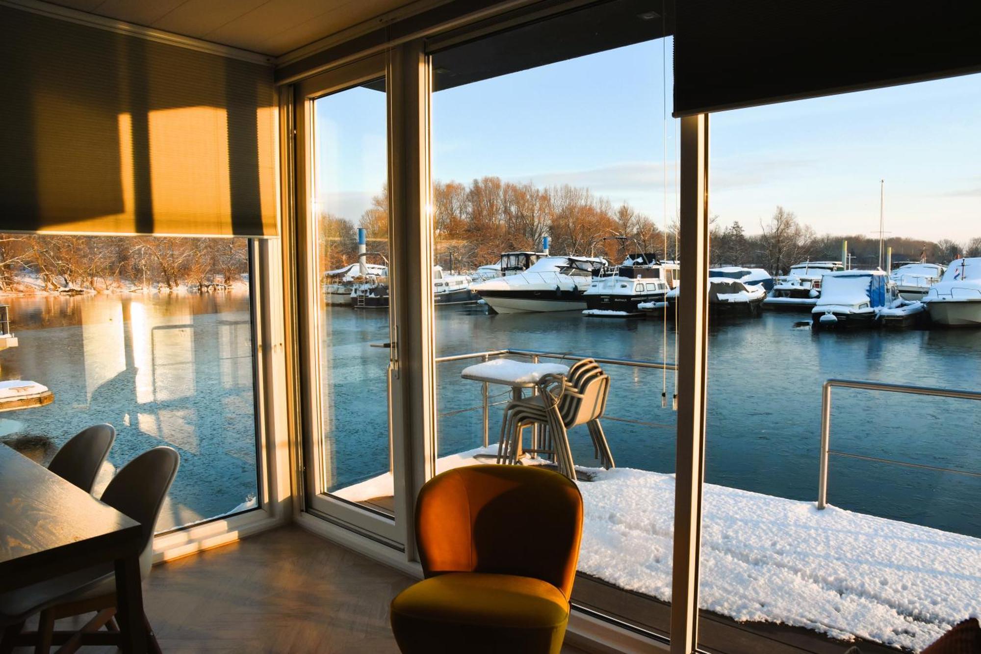 Hotel Houseboat Trinidad Maastricht Exterior foto